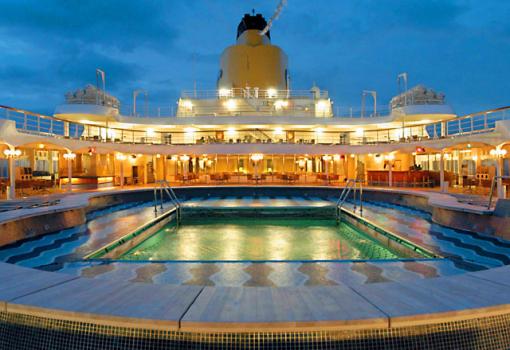 Una piscina exterior en Popa
